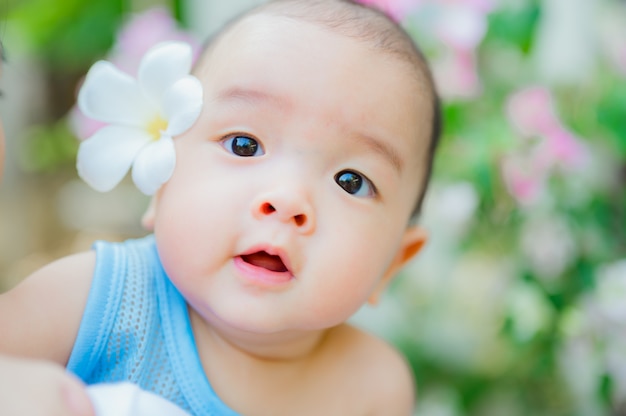 Feliz mujer y niño en el floreciente jardín de primavera.