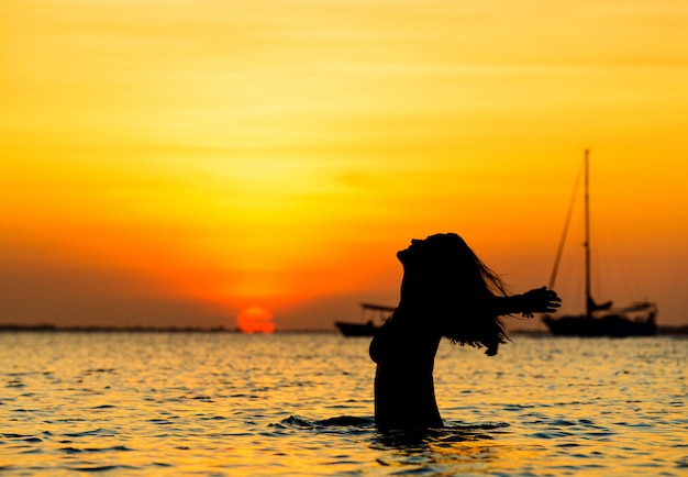 Feliz mujer se relaja en la playa