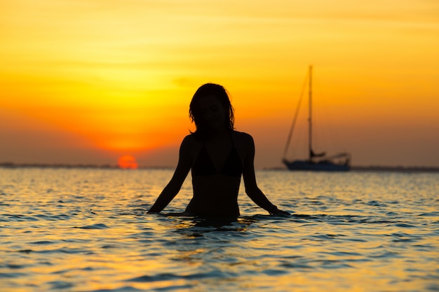 Feliz mujer se relaja en la playa