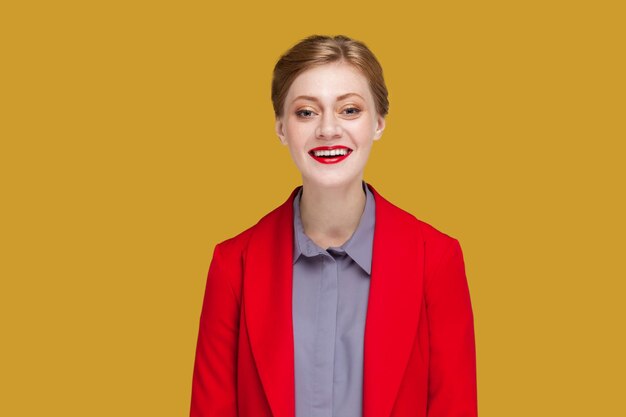Feliz mujer satisfecha con labios rojos mirando a la cámara con una sonrisa con dientes expresando felicidad