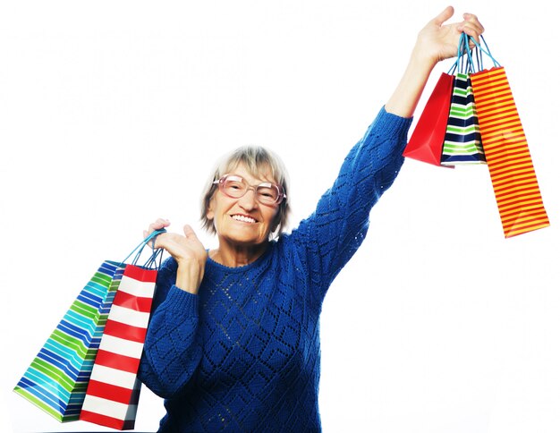 Feliz mujer senior con bolsas de compras