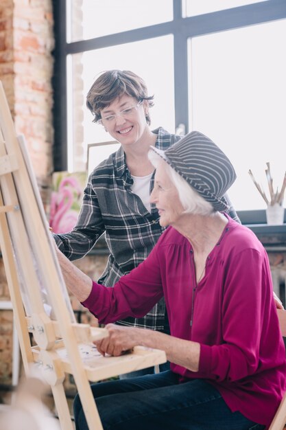 Feliz mujer senior en clase de arte