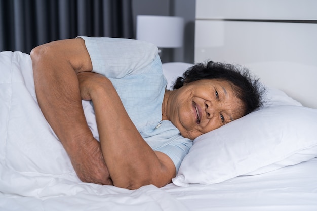feliz mujer senior durmiendo en una cama