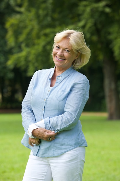 Feliz mujer senior sonriendo en el parque