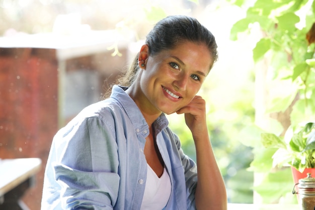 Feliz mujer sentada junto a la ventana