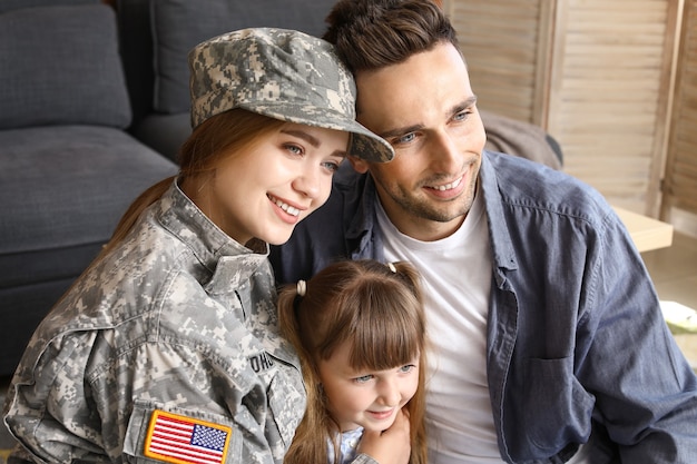 Foto feliz mujer soldado con su familia en casa