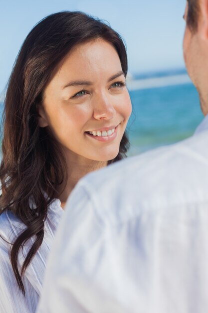 Feliz mujer sonriendo a su parnter