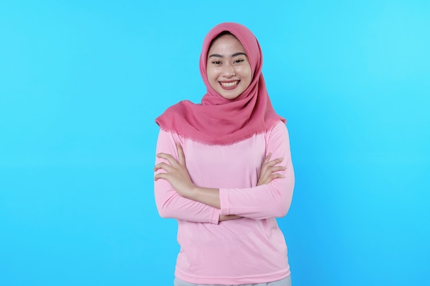 Feliz mujer sonriente con apariencia atractiva y vistiendo hijab, camiseta rosa que muestra una sonrisa de buen humor