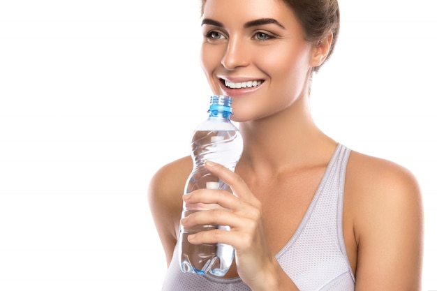 Feliz mujer sonriente con una botella de agua