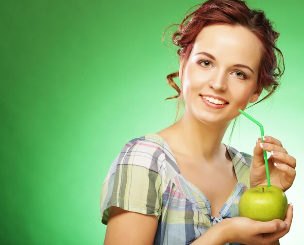 feliz mujer sonriente con cóctel de manzana y pajitas