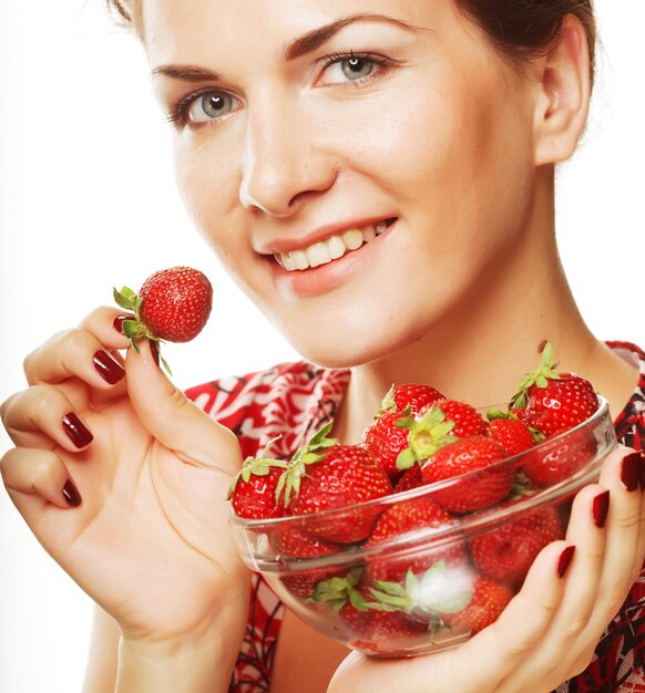 feliz mujer sonriente con fresa