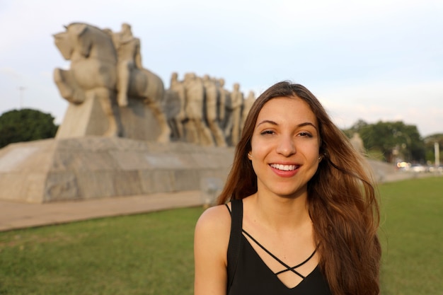 Feliz mujer sonriente en Sao Paulo, Brasil.