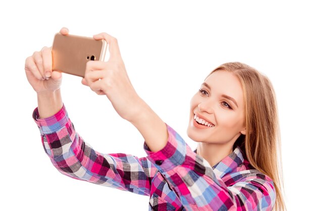 Feliz mujer sonriente tomando foto selfie en smartphone