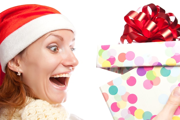 Feliz mujer sorprendida abriendo regalo de Navidad