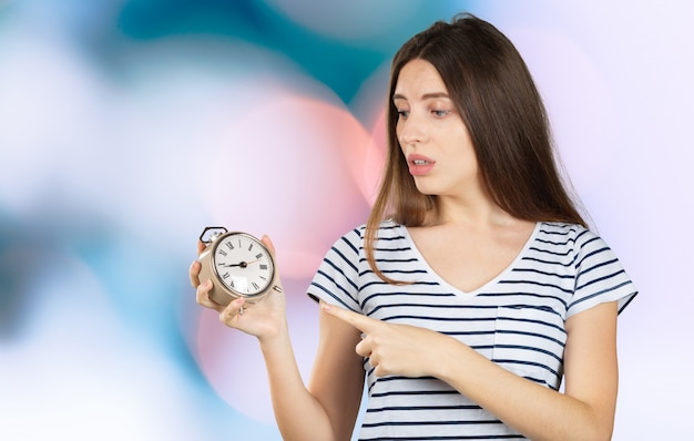 Feliz mujer sosteniendo un reloj