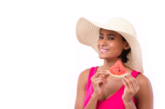 Feliz mujer sosteniendo sandía, mirando y sonriendo a usted