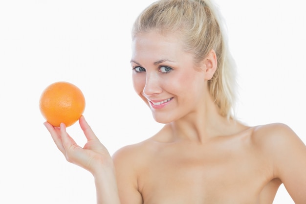 Feliz mujer topless con naranja fresca