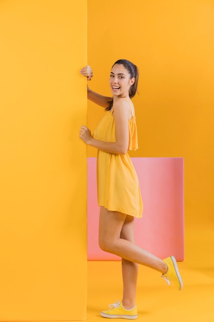 Feliz mujer en vestido amarillo