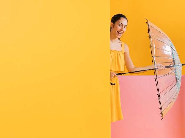 Feliz mujer en vestido amarillo