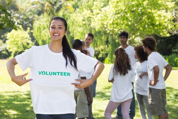 Feliz mujer voluntaria celebración camiseta