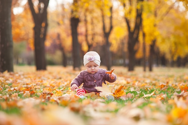 Feliz y mujercita jugando en el parque otoño