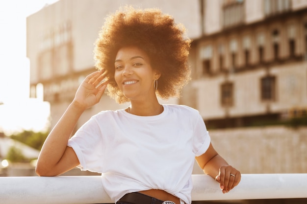 Feliz mulher afro-americana ao sol. verão