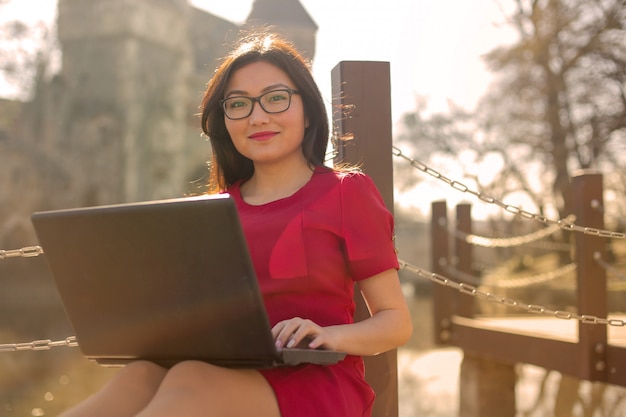 Feliz, mulher asian, com, um, laptop