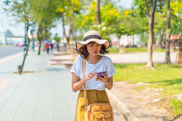 Feliz mulher asiática viajar na Tailândia