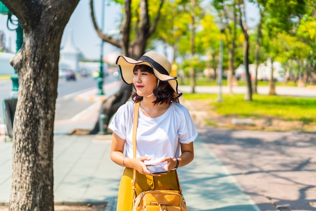 Feliz mulher asiática viajar na Tailândia