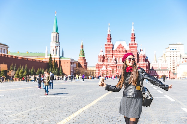 Feliz, mulher bonita, em, moscou, quadrado vermelho