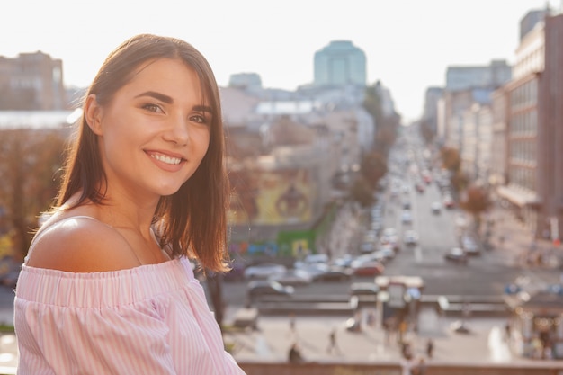 Foto feliz mulher bonita nas ruas da cidade