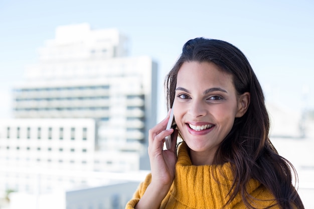 Feliz mulher bonita no telefone