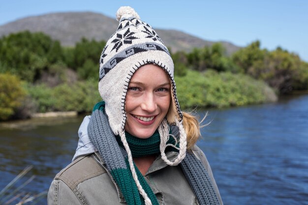 Feliz mulher casual em um lago