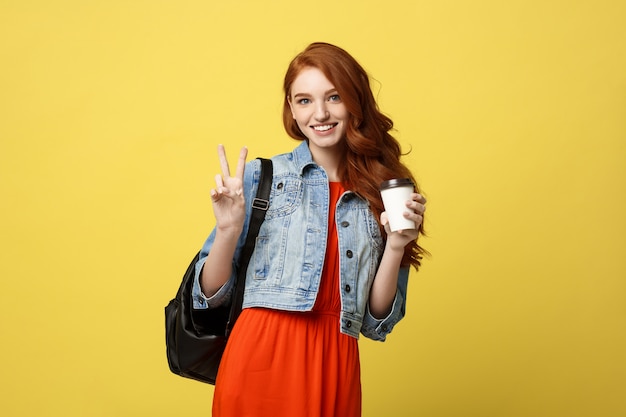 feliz mulher caucasiana fofa está pulando, em roupa de verão causal no fundo amarelo brilhante