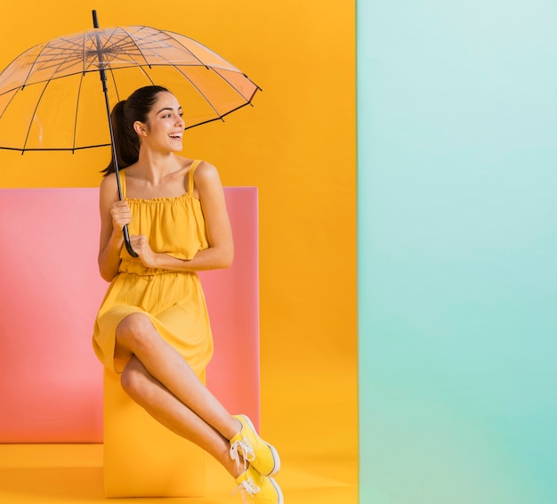 Foto feliz mulher de vestido amarelo