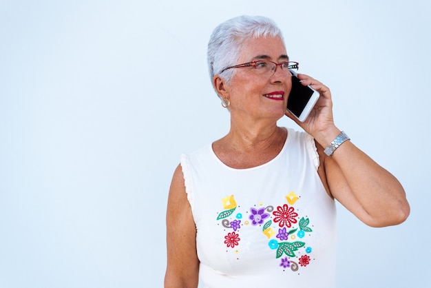 Feliz mulher idosa no telefone celular