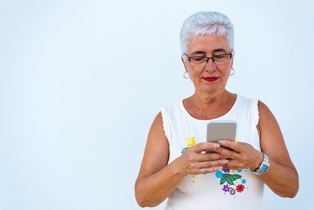 Feliz mulher idosa no telefone celular