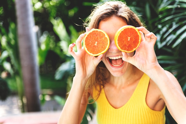 Foto feliz, mulher jovem, com, laranjas