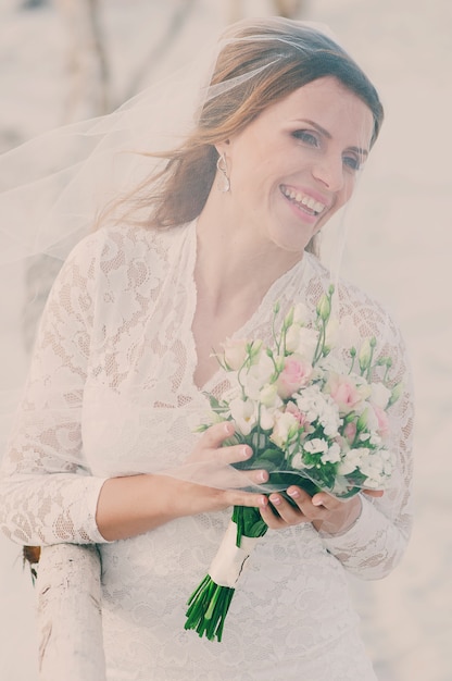 Feliz mulher jovem e bonita no vestido de casamento