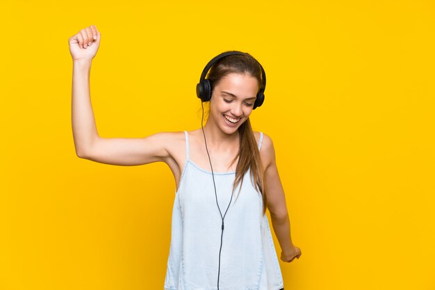 Feliz, mulher jovem, escutar música