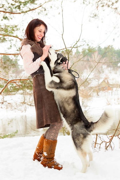 Feliz, mulher jovem, ficar, com, husky siberiano, cão