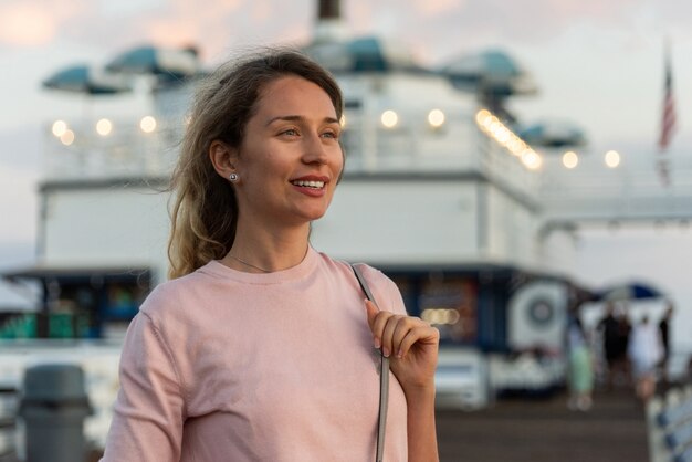 Feliz mulher loira na praia de los angeles