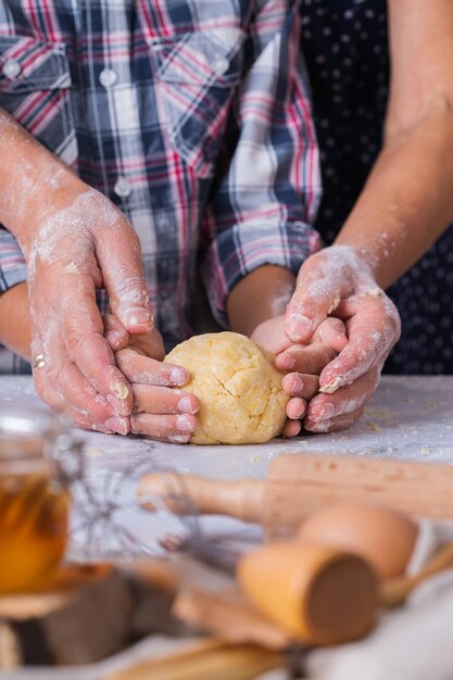 Foto feliz mulher madura sênior, avó e menino, neto cozinhando, amassando massa, assando torta, bolo, biscoitos. tempo para a família na cozinha aconchegante. atividade de outono em casa.