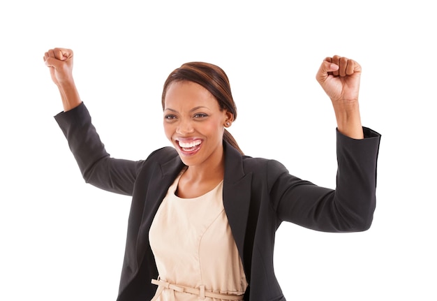 Foto feliz mulher negra punho bomba e celebração para ganhar ou sucesso de negócios contra um fundo de estúdio branco emocionado pessoa feminina africana ou sorriso de empregado para bônus de realização ou promoção