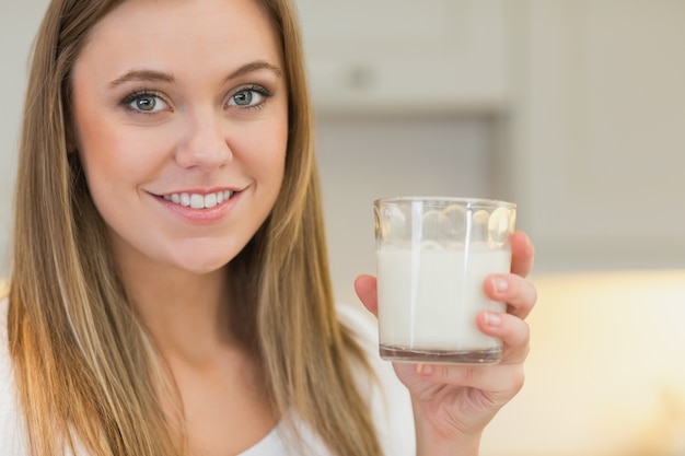 Feliz mulher segurando copo de leite