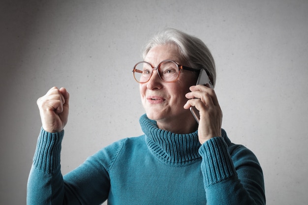 Feliz, mulher sênior, falando telefone