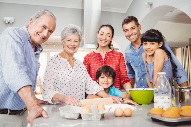 Feliz mulher sênior preparando comida com a família