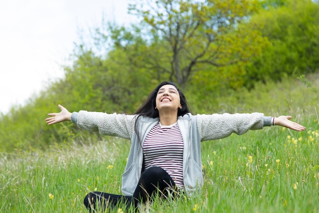 Feliz mulher sentada na paisagem