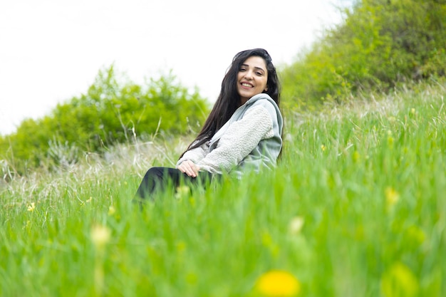 Feliz mulher sentada na paisagem