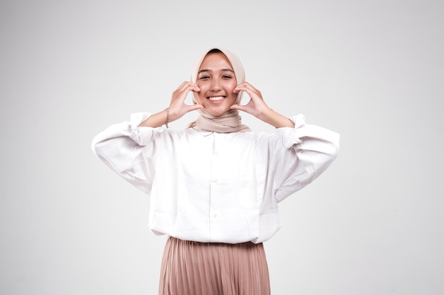 Feliz muslimah asiático posando frente a la cámara fondo blanco aislado